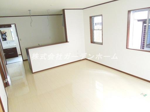 Living. Earthquake to strong house popular in counter kitchen Tsuzukiai of Japanese-style room is equal to or greater than the spacious 21 Pledge and attractive spread large space of the same day you visit Allowed city gas in the designer house roof of the large garden ・ This sewage
