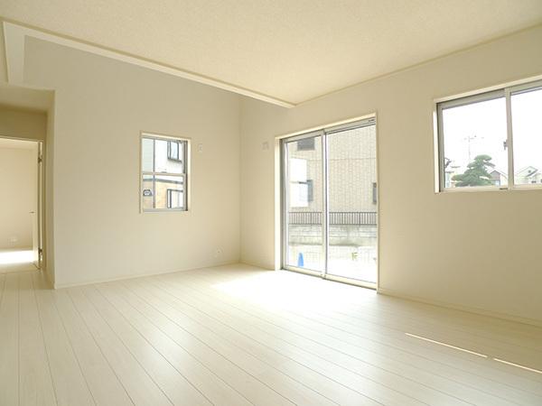 Living. Living-drenched natural light from expansive atrium 2013 / 8 / 8 shooting