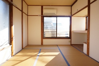 Living and room. Bright two-sided lighting Japanese-style room! 