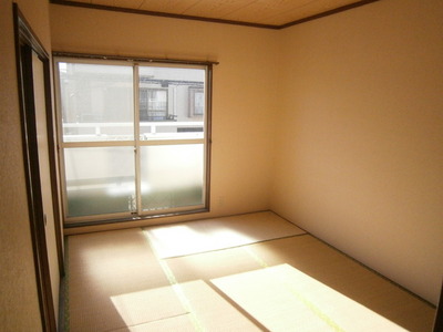 Living and room. Japanese-style room is 6 quires