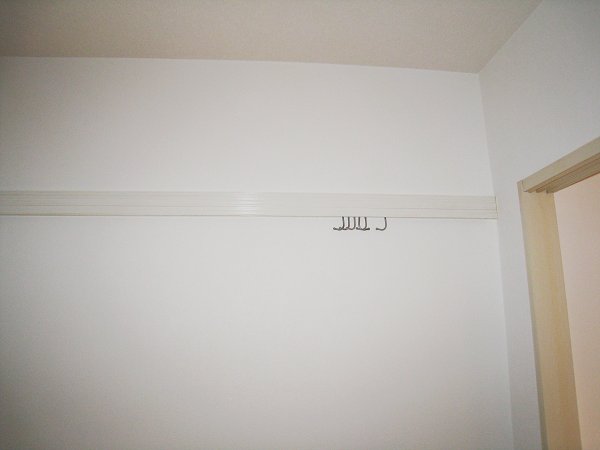 Other room space. Picture rails