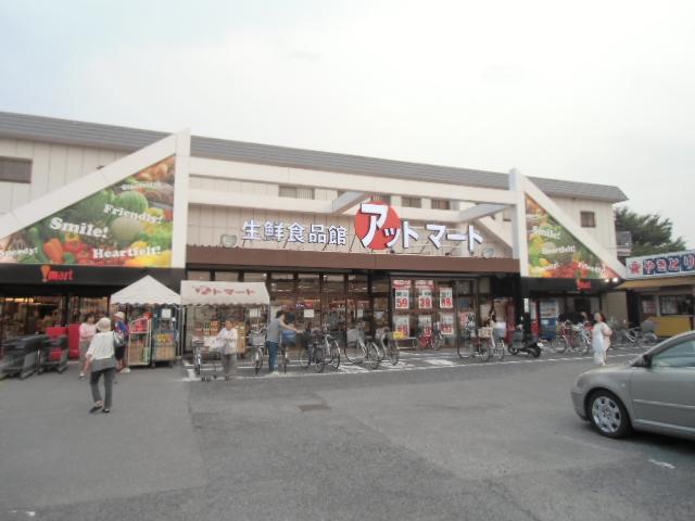 Supermarket. 80m to fresh food hall at mart Soka shop