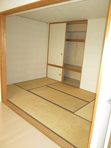 Non-living room. Japanese-style room 5.9 quires 2Way type that can enter and exit from the hallway from the living room!