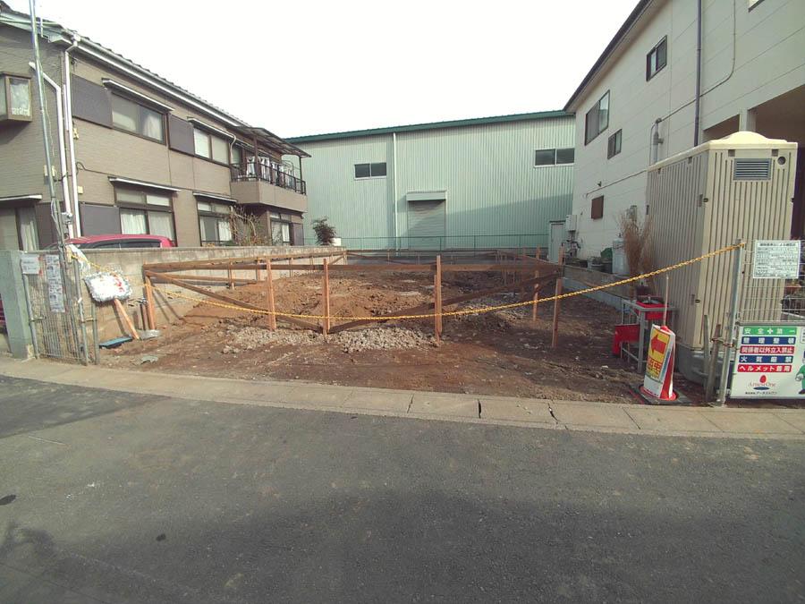 Local photos, including front road. We offer the same use the finished model house of this property. Please feel free to contact us.