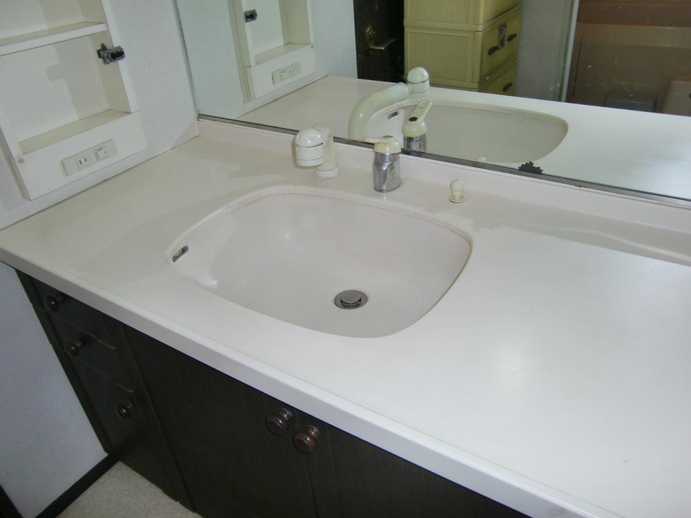 Wash basin, toilet. Indoor (November 8, 2012) Shooting