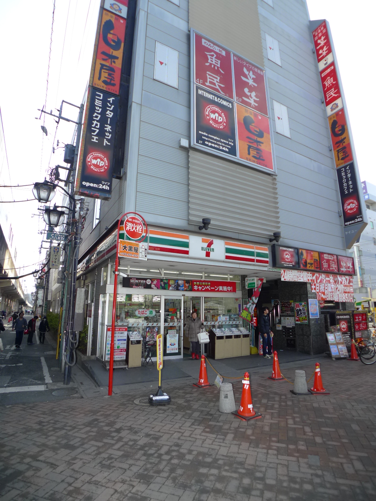 Convenience store. 750m to Seven-Eleven (convenience store)