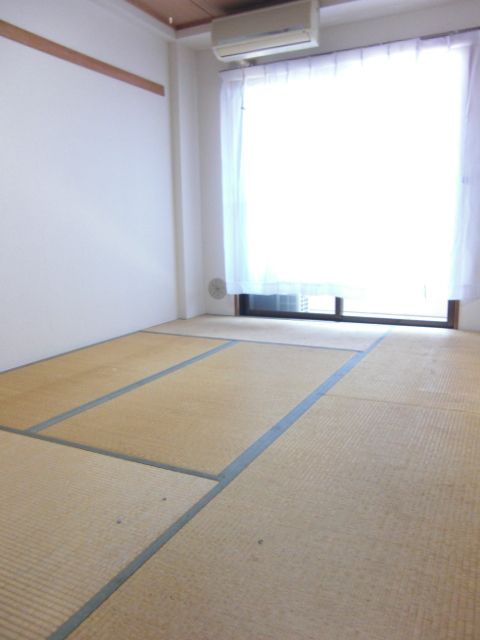 Living and room. Atmosphere of Japanese-style makes me soften the heart. 