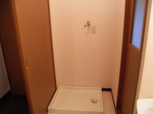 Washroom. Laundry Area