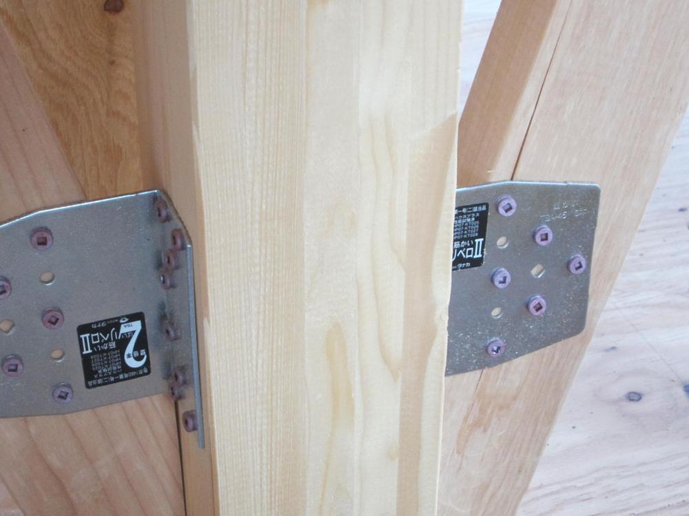 Other. Reinforcement of the joining of the two-fold bracing bracing and the horizontal member and the pillar