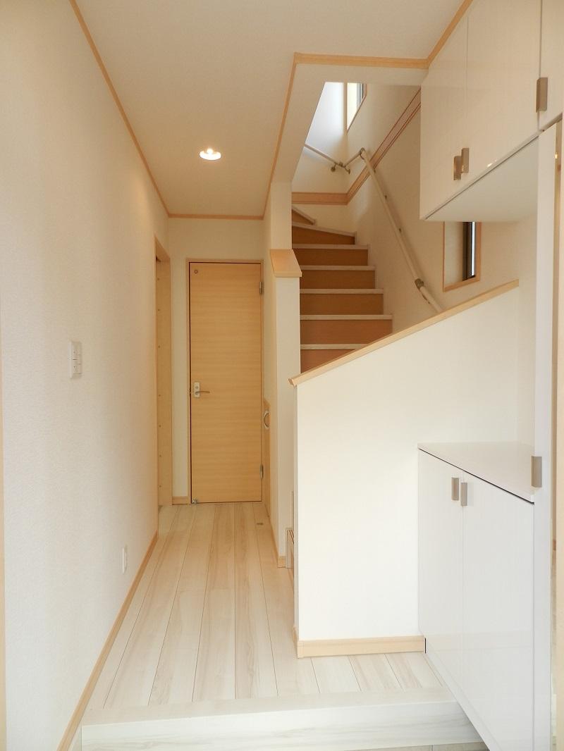 Entrance. Entrance storage of mirror finish is a feeling of luxury