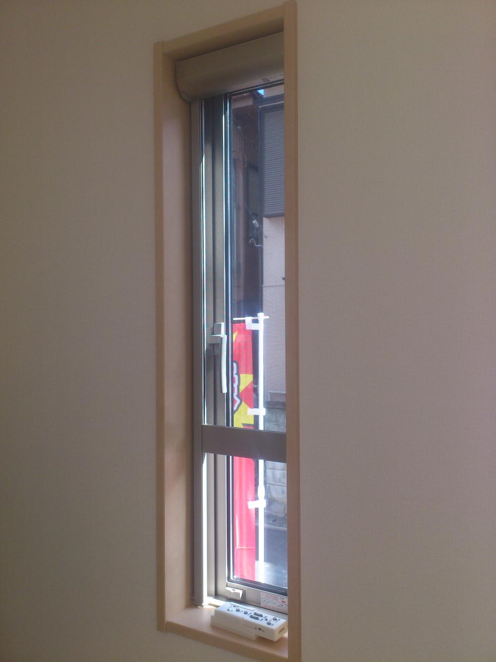 Other Equipment. Season is housed in the upper part you do not want to use the raise and lower roll screen door screen door. You can open and close only in pulling the ball chain. 