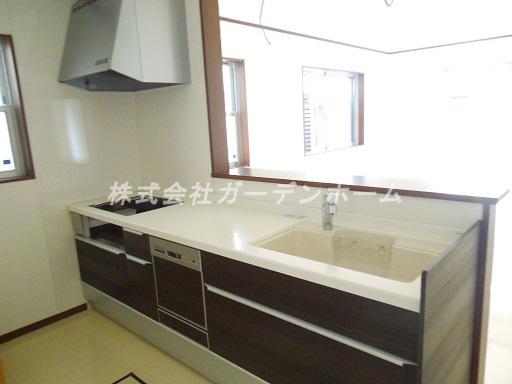 Kitchen. Earthquake to strong house popular in counter kitchen Tsuzukiai of Japanese-style room is equal to or greater than the spacious 21 Pledge and attractive spread large space of the same day you visit Allowed city gas in the designer house roof of the large garden ・ This sewage