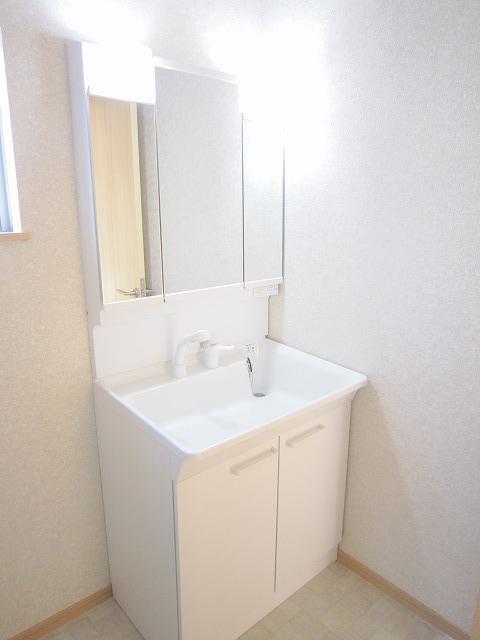 Wash basin, toilet. 14 Building room (12 May 2013) Shooting
