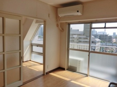 Living and room. It contains the bright light from the south-facing balcony Roh