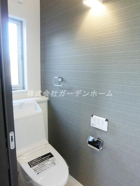 Toilet. ■ Restroom accent is fashionable ■