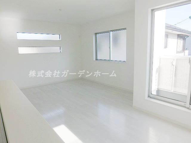 Living. ■ Wider family of smile in the bright living room ■