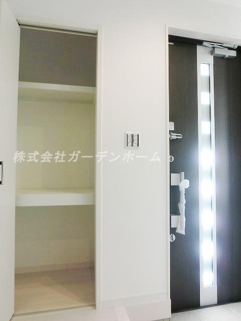 Entrance.  ■ Storage boast of entrance ■ 