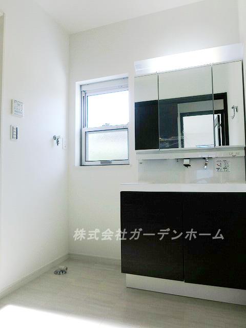 Wash basin, toilet. ■ Independent wash basin indispensable for grooming ■