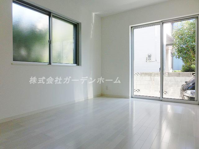 Non-living room. ■ Drenched light of the sun and Sansan, Bright Western-style ■