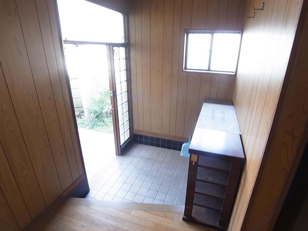 Entrance. Spacious is the entrance!