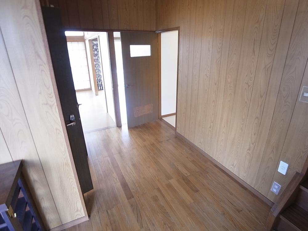 Other introspection. Corridor space is also spacious!