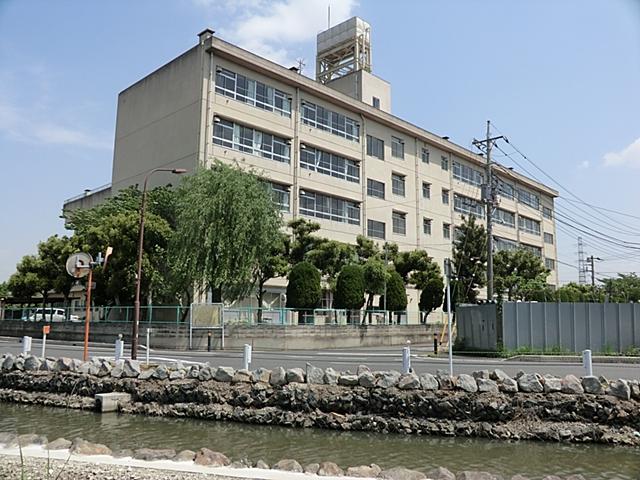 Junior high school. Soka City Aoyagi until junior high school 718m