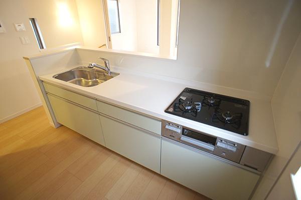 Kitchen. Face-to-face kitchen where you can enjoy a conversation with your family, even while cooking