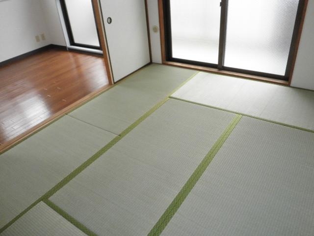 Living and room. It is spacious and use Japanese-style room because it followed from DK. 