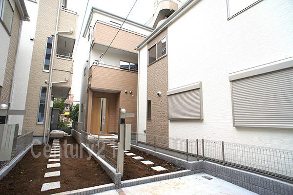 Local appearance photo. Plenty of sunshine and a pleasant breeze pour in residence