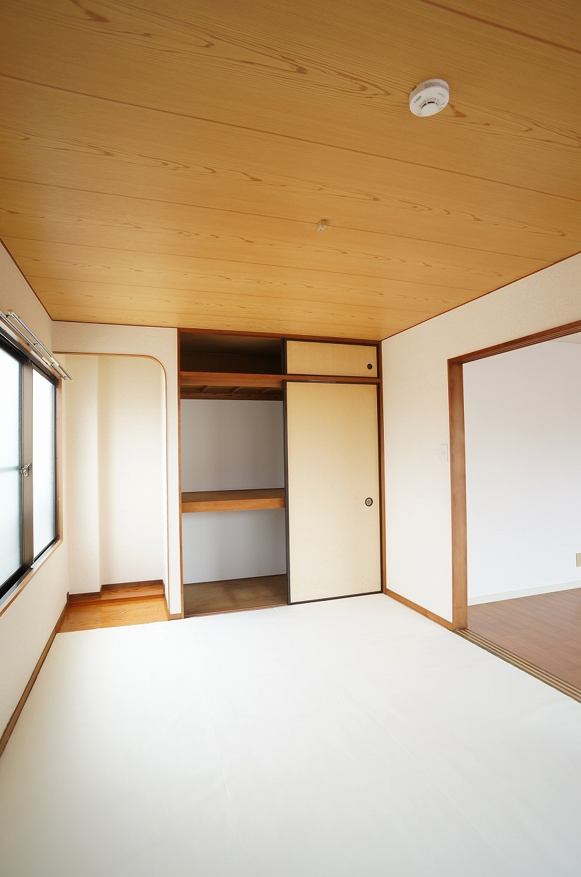 Living and room. There is an alcove calm Japanese-style room