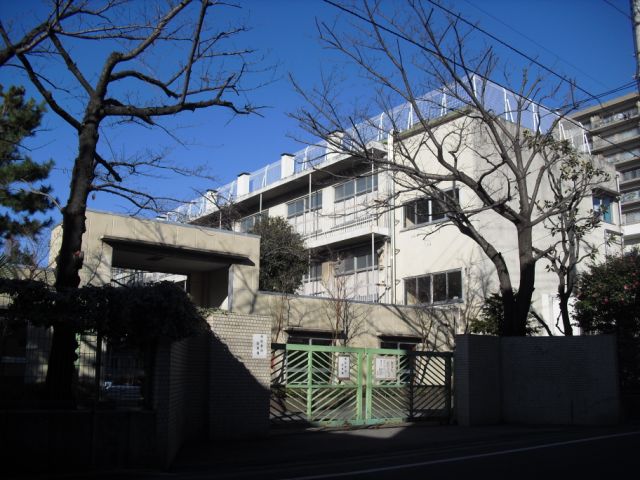 Junior high school. City Nakamachi until junior high school (junior high school) 580m