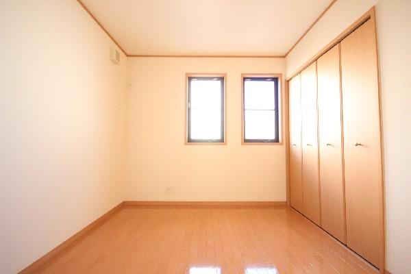 Non-living room. A width closet! Also size 6 tatami and enough!