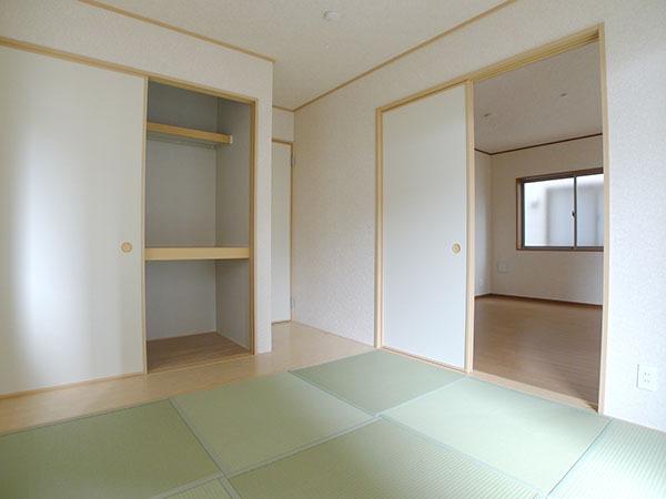 Non-living room. 4 Building Japanese-style room of moist calm atmosphere of the Ryukyu tatami tone