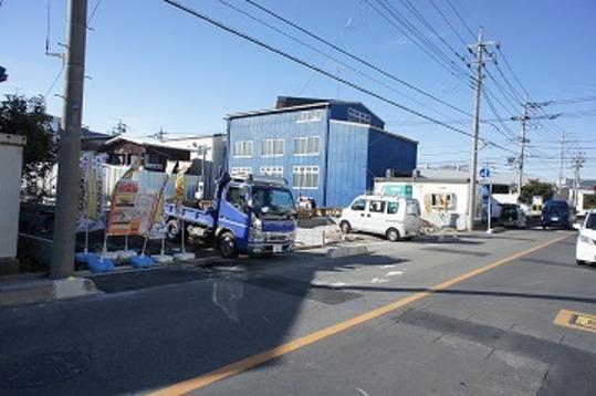 Local photos, including front road. Frontal road