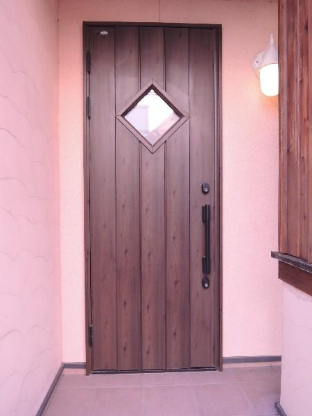 Entrance. Door of woodgrain is fashionable