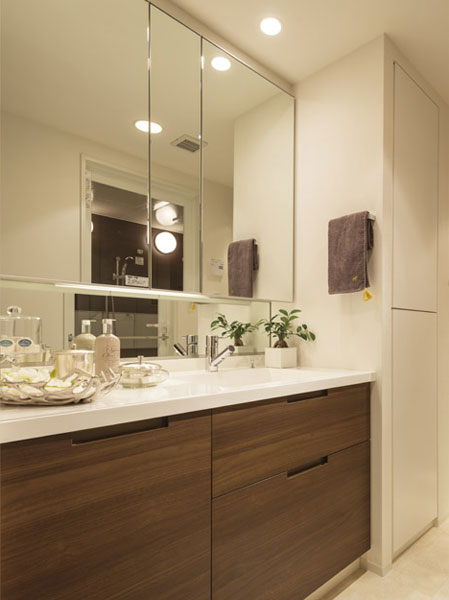 Bathing-wash room.  [Powder Room] Wash room to arrange a personal appearance is, Thought itself and should be a beautiful and dressy, As always use orderly, Consideration to enhance the functionality of the storage. Elegant color coordination, Space down lights illuminate the, It makes an air of sophisticated atmosphere.