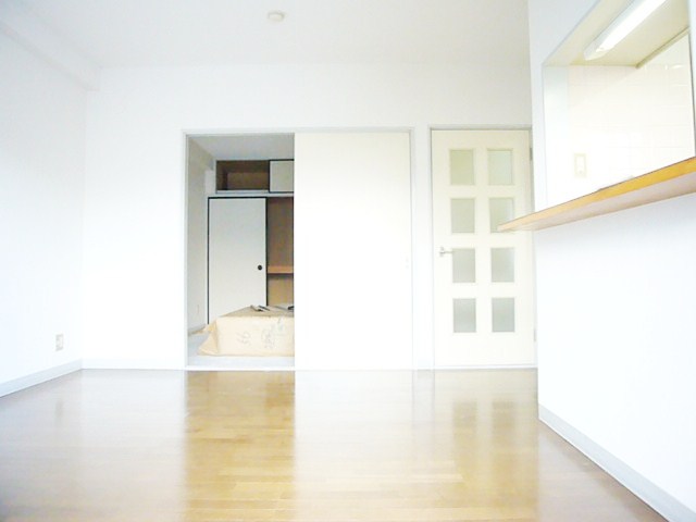 Living and room. Ventilation, Day is also good.