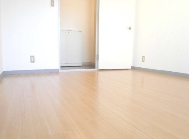 Living and room. Western-style can also be used as a bedroom.