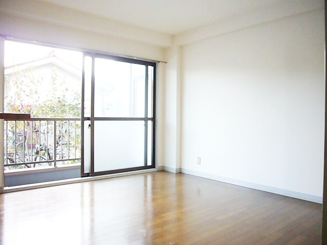 Living and room. Living bouncing of conversation.