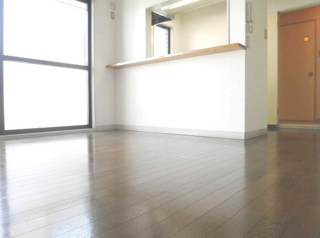 Living and room. Counter expressions of living.