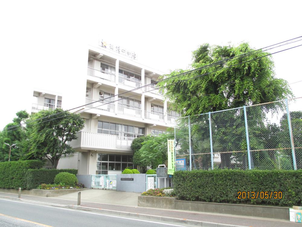 Junior high school. 130m until Toda Municipal Kizawa junior high school
