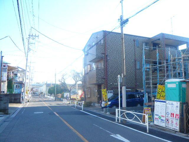 Local photos, including front road. 12 / 21 shooting