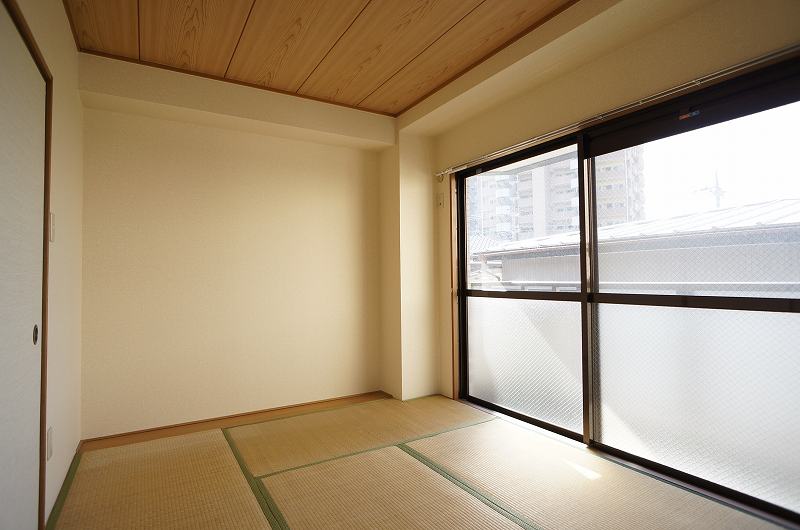 Living and room. Japanese-style sun enters well (The traditional tatami)