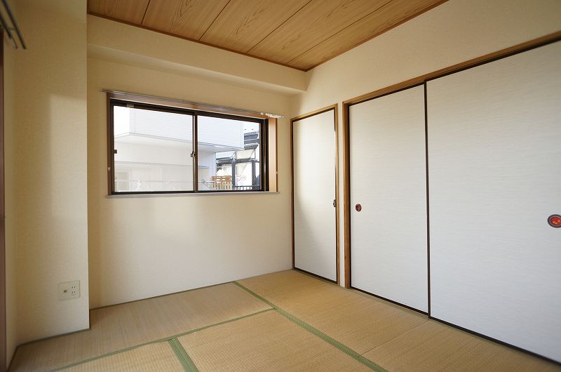 Living and room. Plenty of storage in the Japanese-style room (The traditional tatami)