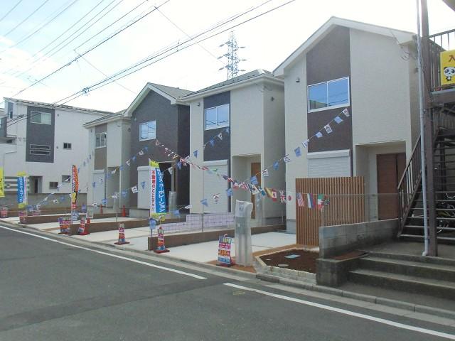 Local appearance photo. Was building completed. It is immediately possible preview. Spread is a quiet residential area in the surrounding area, Is a living environment that can be relieved to calm. 