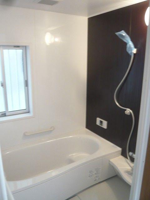 Bathroom. Brightly, It is a clean bathroom. Ventilation with windows is also a breeze. 