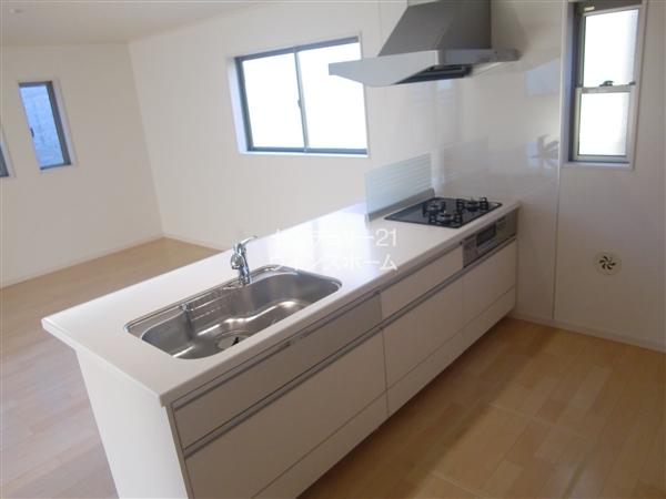 Kitchen. Stylish artificial marble top ・ You can enjoy a variety to contact a free stage from tea time to party in the kitchen full of sense of unity with the cafe-style kitchen glass top stove dining