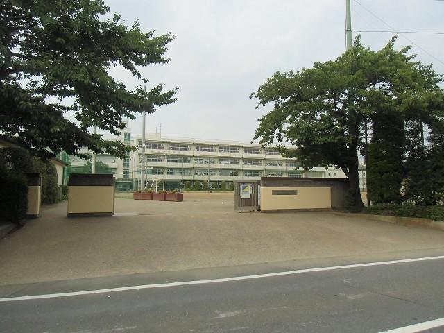 Junior high school. A 5-minute walk from the 805m Sasame junior high school until Toda Municipal Sasame junior high school You can spiritually rich growth through a variety of activities and experiences.