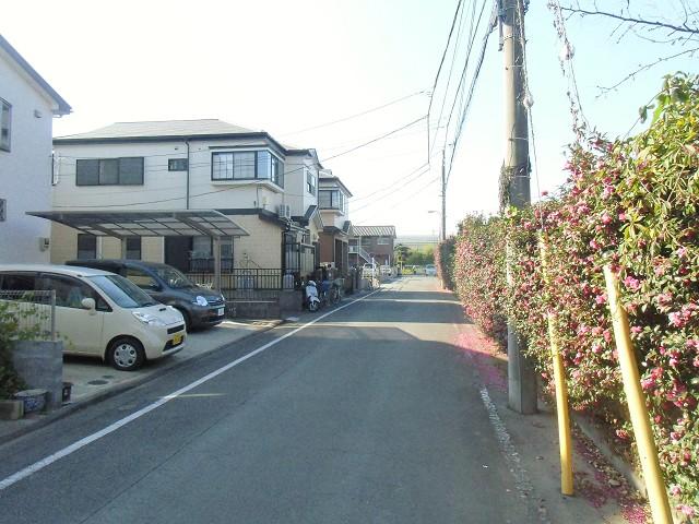 Local photos, including front road. 6M public road surface Traffic is also less safe for small children