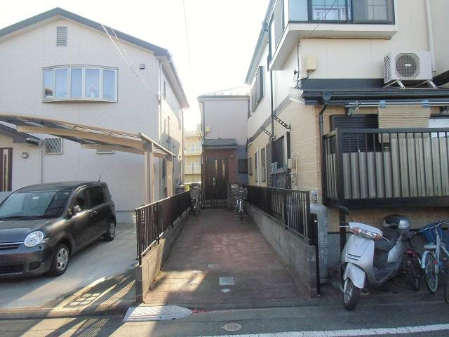 Local photos, including front road. Parking 2 cars can park (There is limited to models)